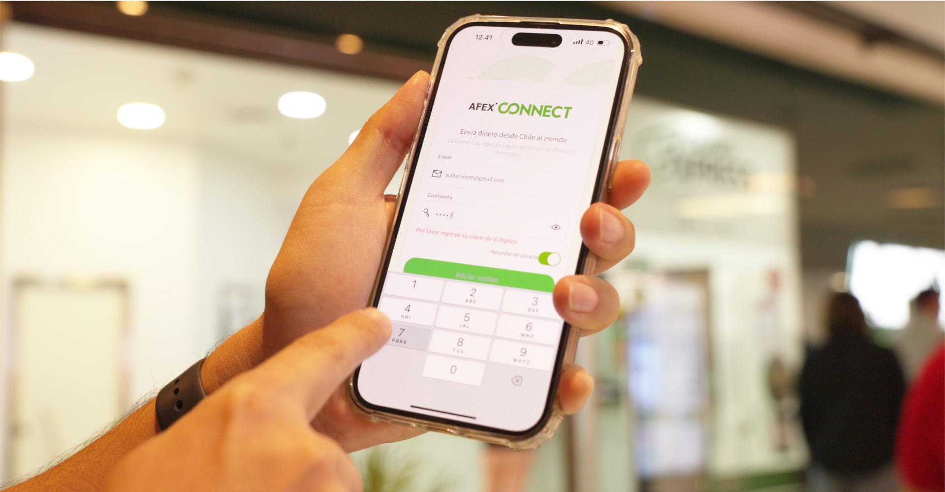 Mano de persona con celular donde hay opciones bancarias