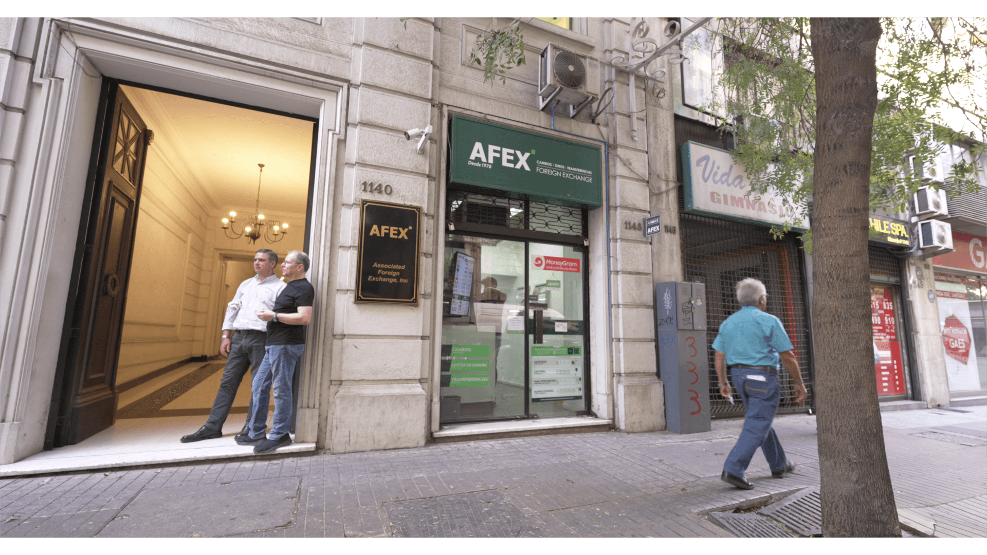 Fachada de sucursal Afex Moneda con gente caminando frente a ella