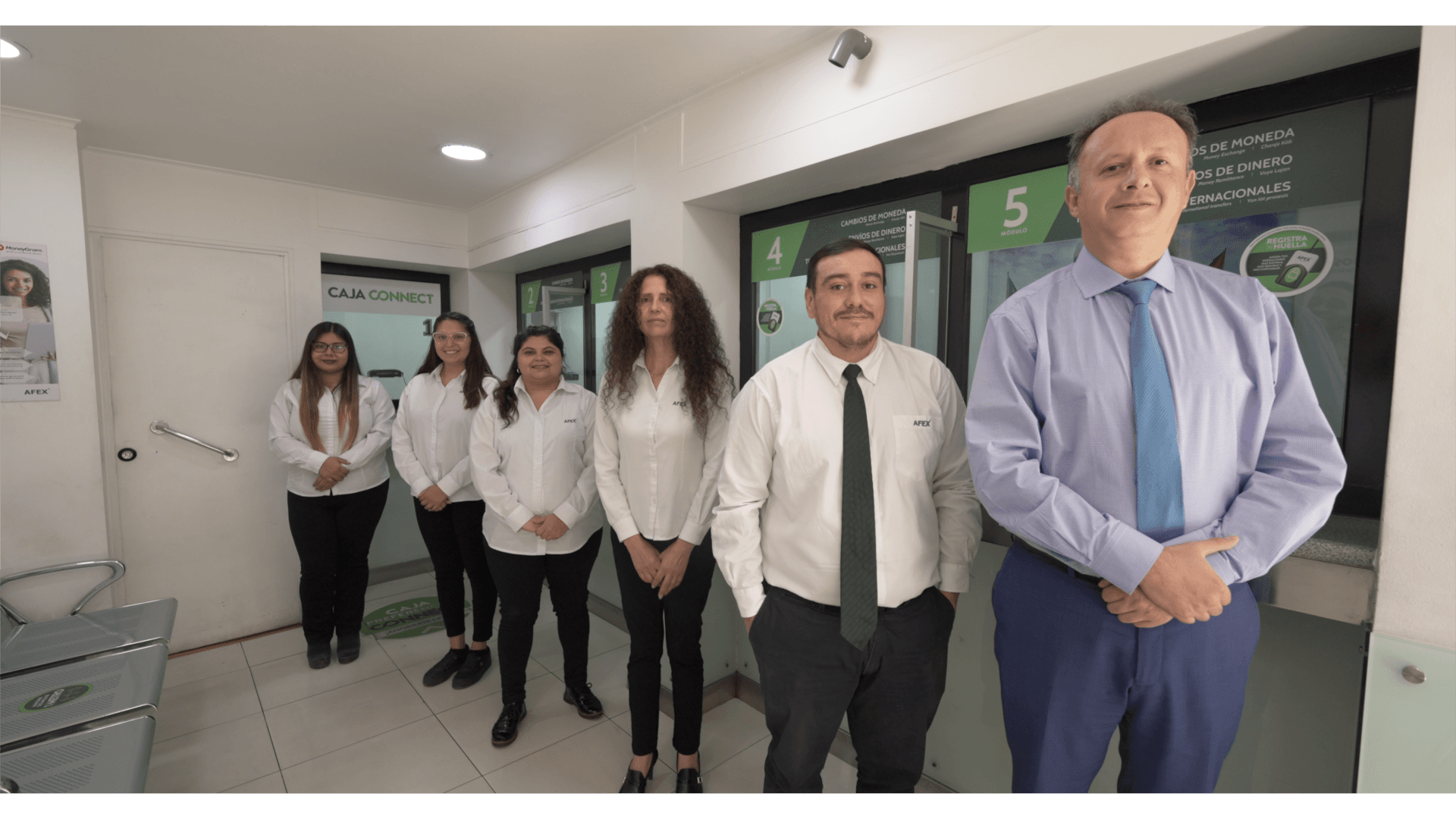 Funcionarios de Afex Agustinas frente a las cajas de la sucursal