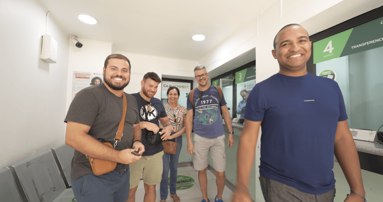 Turistas brasileros en sucursal Afex Agustinas