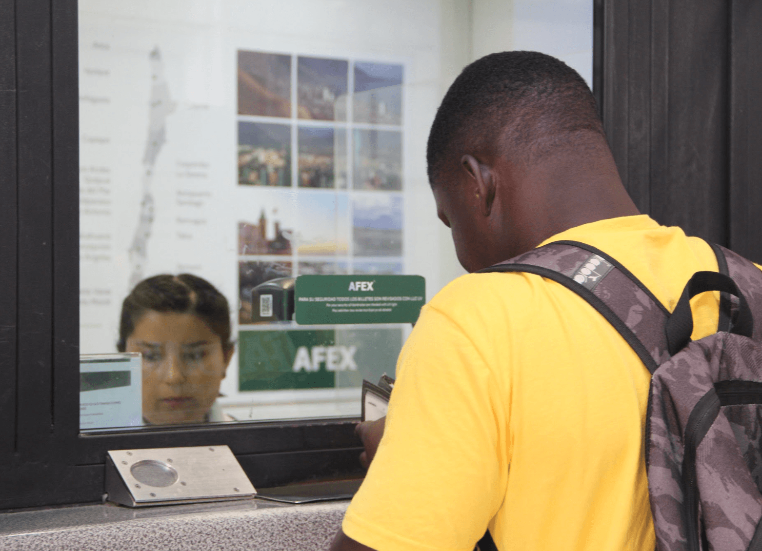 Fachada de Afex Parque Arauco con gente fuera y dentro 