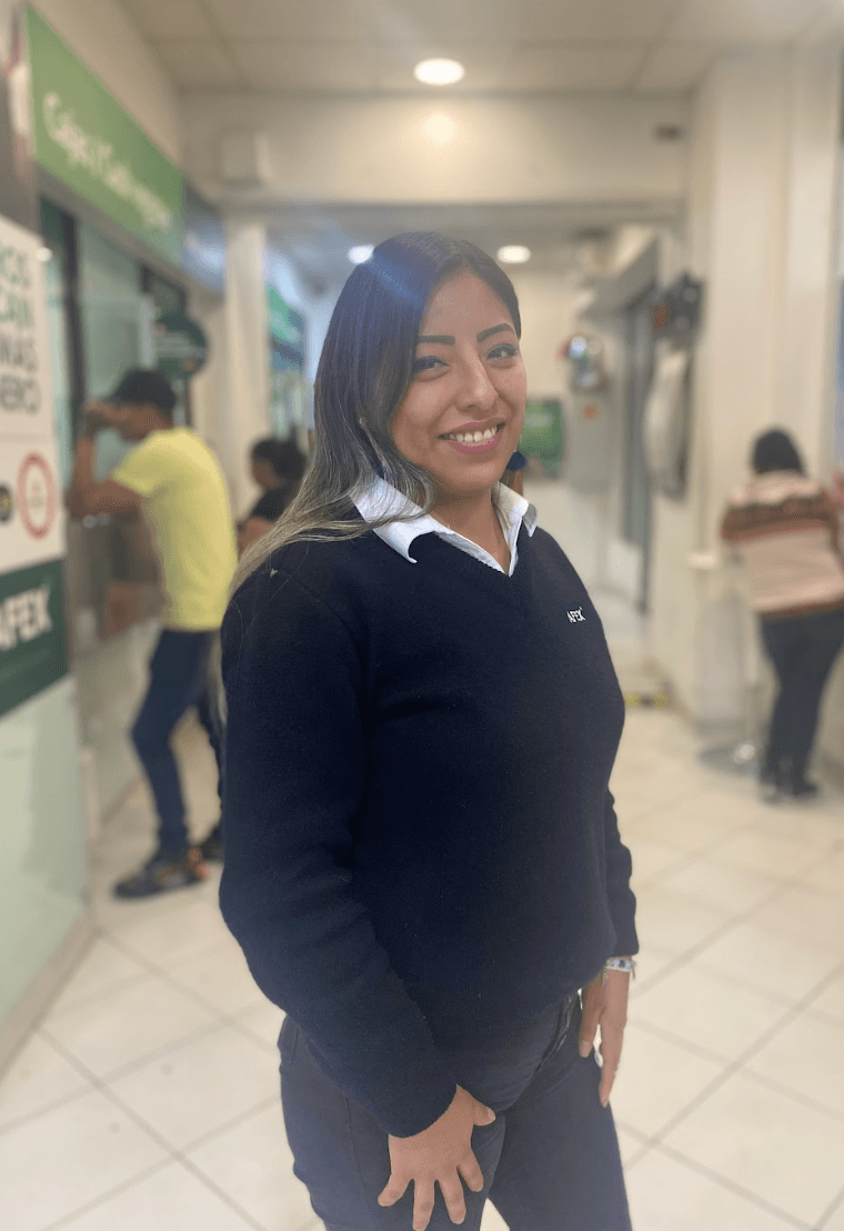 Cajera de sucursal Afex Catedral frente a las cajas