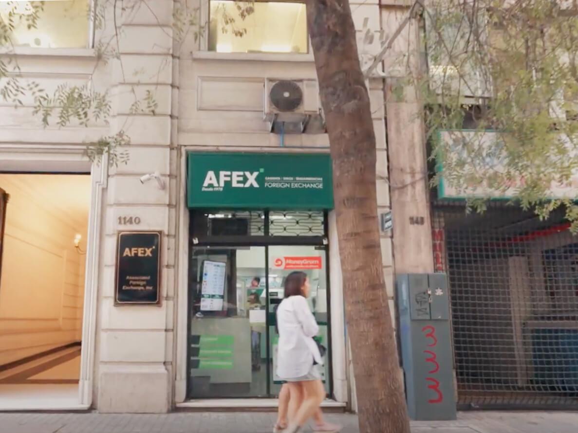 Fachada de Afex Moneda con gente caminando fuera