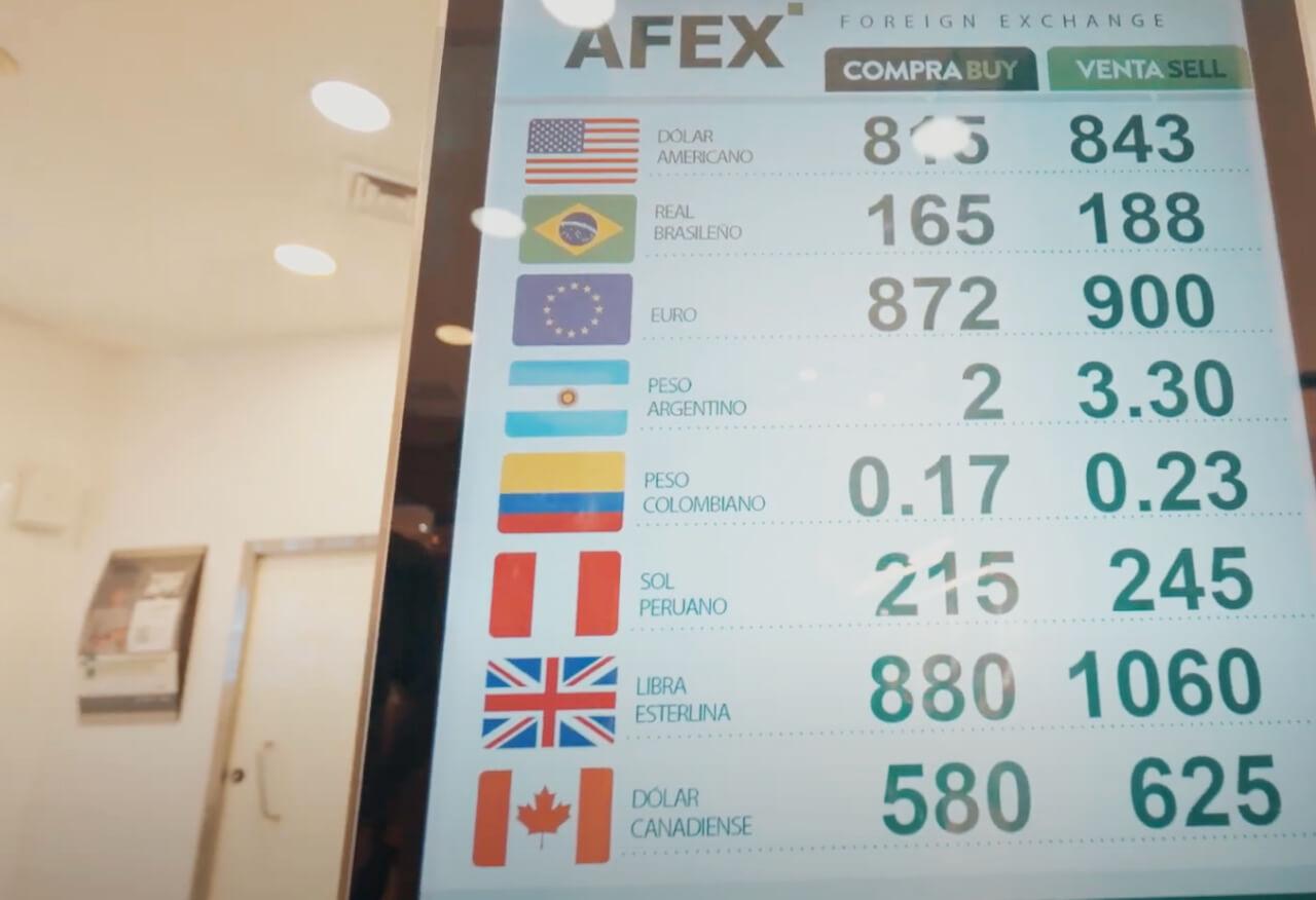 Pantalla con valores de compra y venta de monedas de distintos países